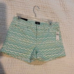 CUTE GAP shorts. New condition never worn! Tags still attached.